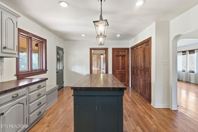 2731 Asbury Rd, Knoxville, TN 37914