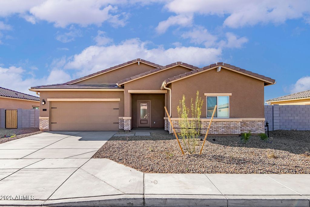 Image 1 of property listing at 651 W PINTAIL Drive, Casa Grande, AZ 85122