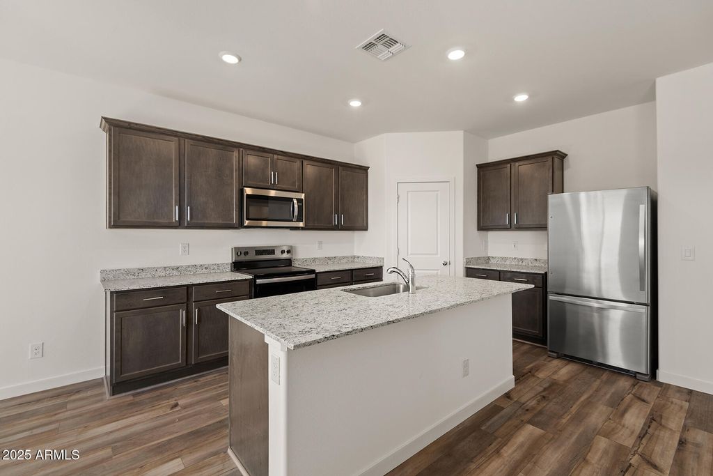 Image 4 of property listing at 651 W PINTAIL Drive, Casa Grande, AZ 85122