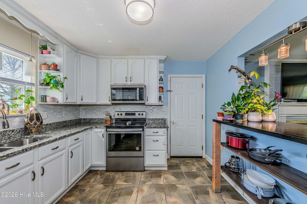 Image 10 of property listing at 408 Cardinal Road, Jacksonville, NC 28546