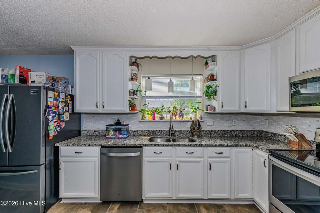Image 11 of property listing at 408 Cardinal Road, Jacksonville, NC 28546