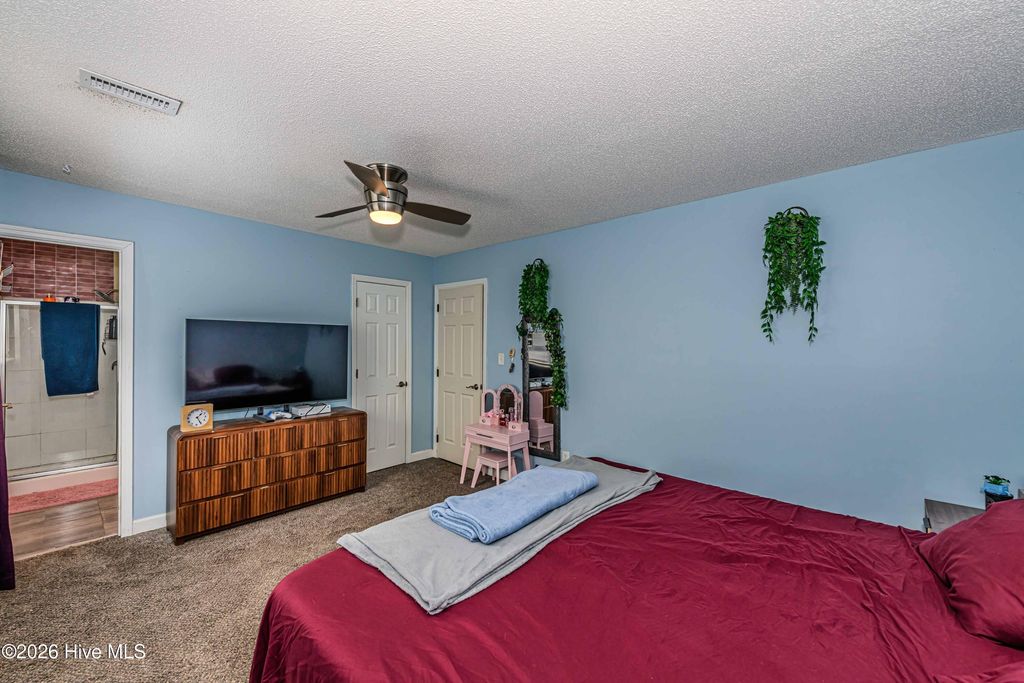 Image 16 of property listing at 408 Cardinal Road, Jacksonville, NC 28546