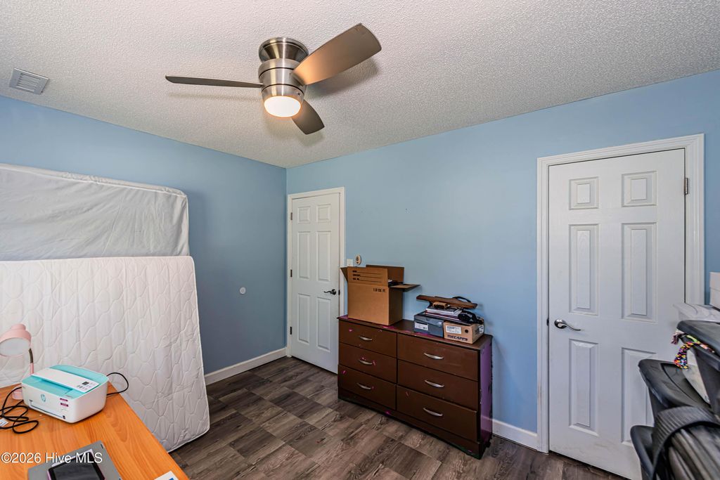 Image 27 of property listing at 408 Cardinal Road, Jacksonville, NC 28546