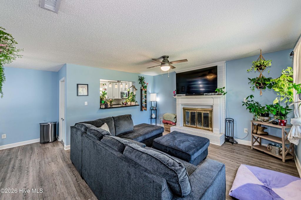 Image 3 of property listing at 408 Cardinal Road, Jacksonville, NC 28546