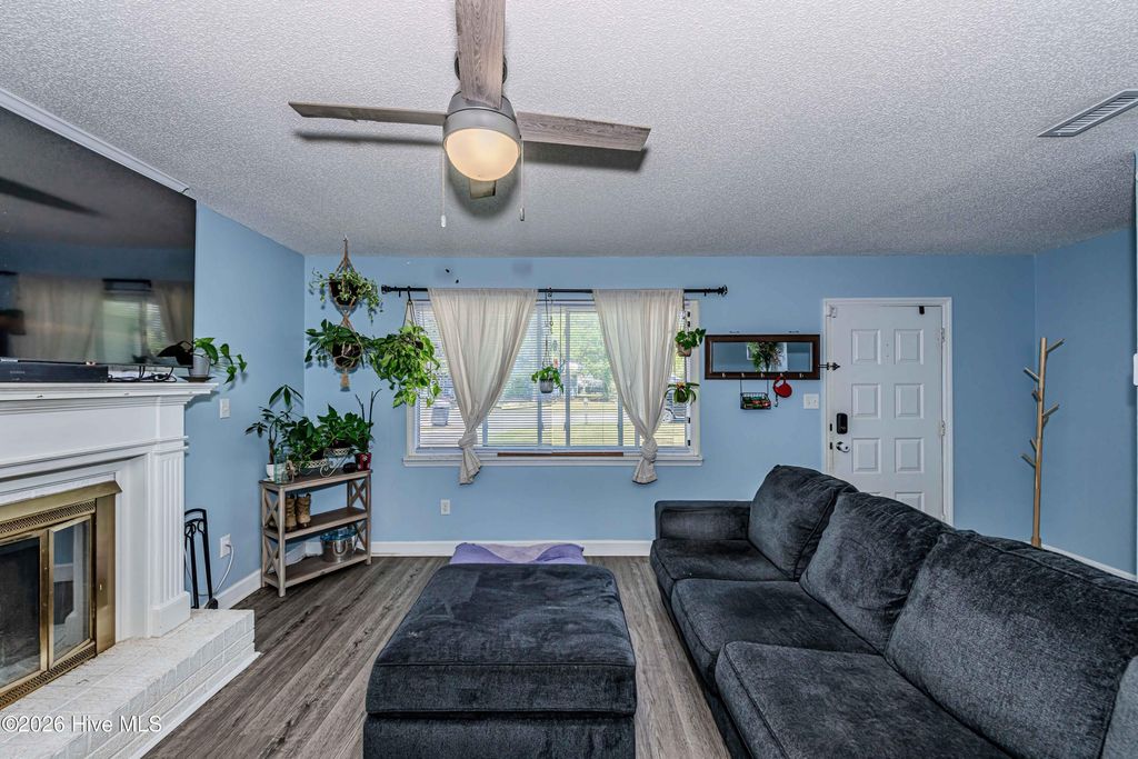 Image 5 of property listing at 408 Cardinal Road, Jacksonville, NC 28546