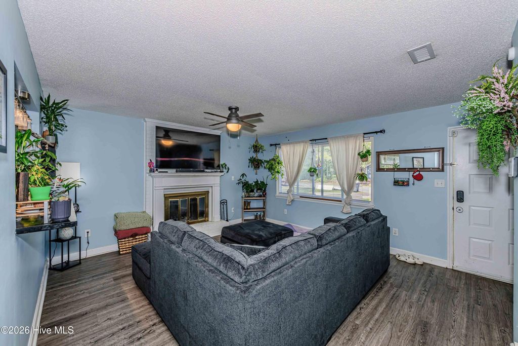 Image 6 of property listing at 408 Cardinal Road, Jacksonville, NC 28546
