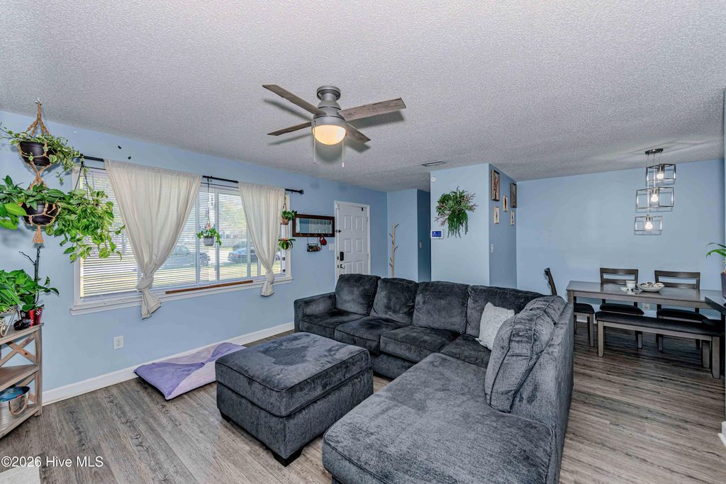 Image 7 of property listing at 408 Cardinal Road, Jacksonville, NC 28546