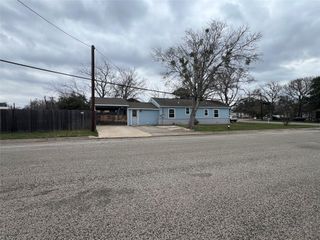 711 N Grimes ST, Giddings, TX 78942