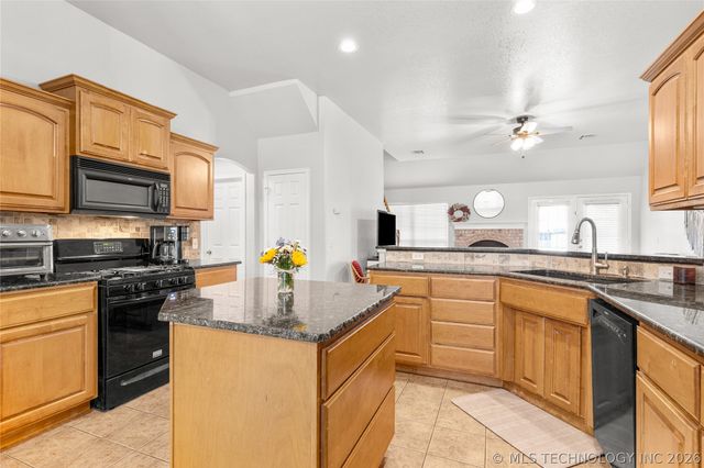 15364 E 91st Street North N, Owasso, OK 74055