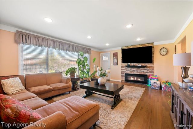 38011 Medville Drive, Sterling Heights, MI 48312