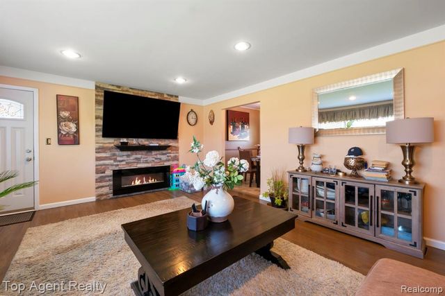 38011 Medville Drive, Sterling Heights, MI 48312