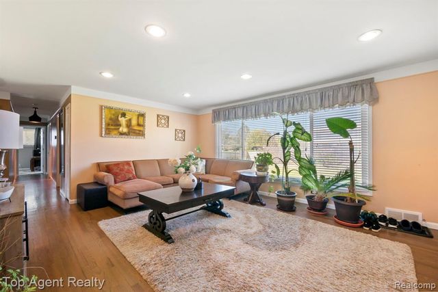 38011 Medville Drive, Sterling Heights, MI 48312