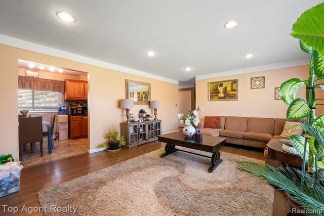 38011 Medville Drive, Sterling Heights, MI 48312