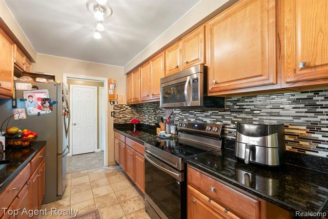 38011 Medville Drive, Sterling Heights, MI 48312