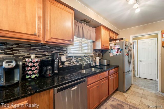38011 Medville Drive, Sterling Heights, MI 48312