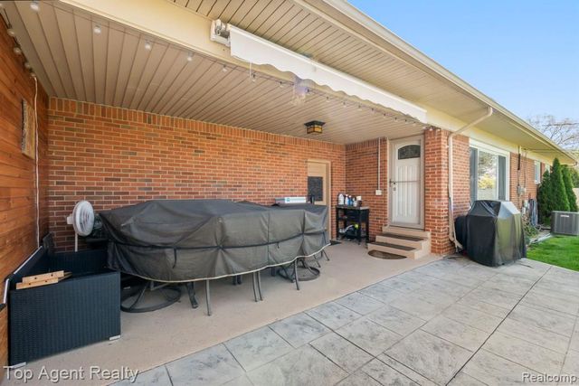 38011 Medville Drive, Sterling Heights, MI 48312