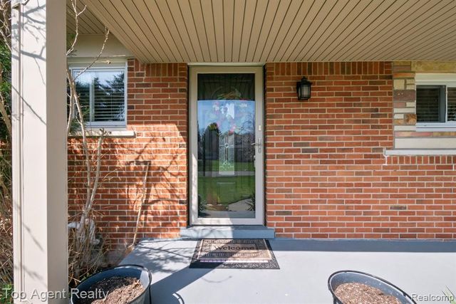 38011 Medville Drive, Sterling Heights, MI 48312