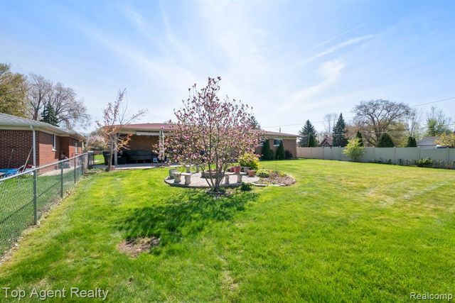 38011 Medville Drive, Sterling Heights, MI 48312