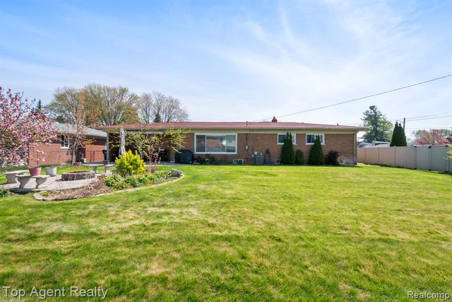 38011 Medville Drive, Sterling Heights, MI 48312