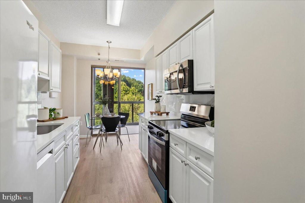 Image 10 of property listing at 3210 N LEISURE WORLD BLVD #401, Silver Spring, MD 20906