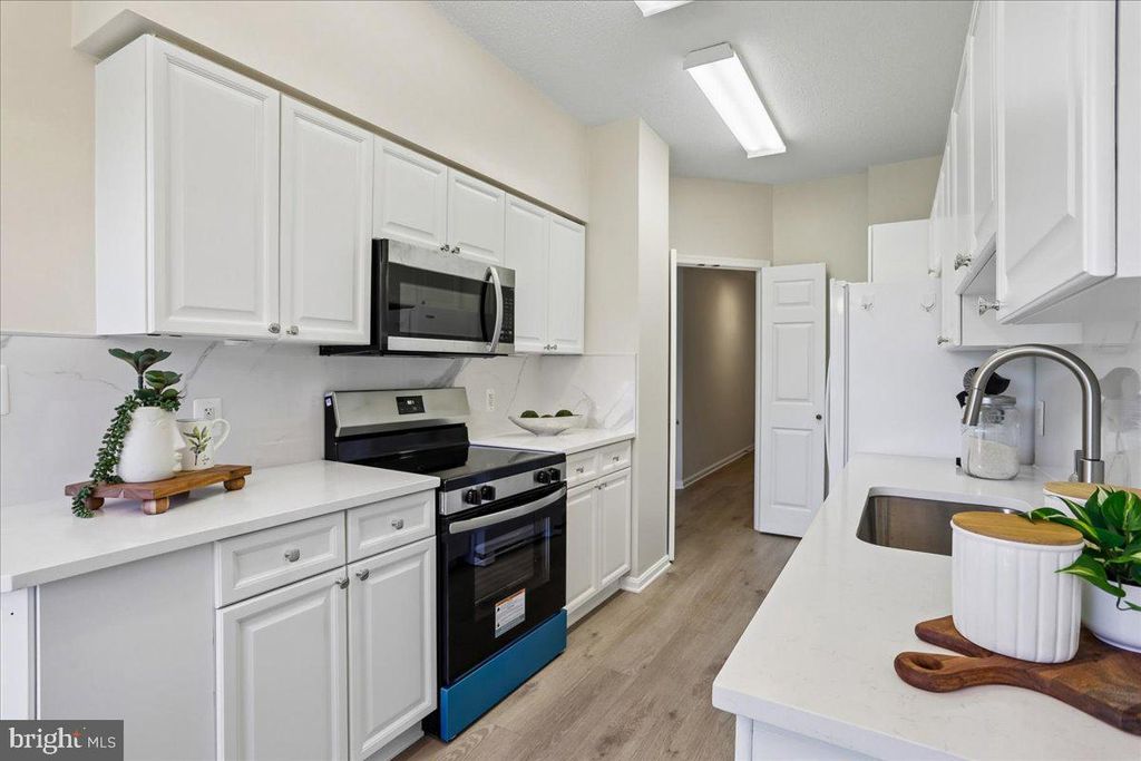 Image 11 of property listing at 3210 N LEISURE WORLD BLVD #401, Silver Spring, MD 20906