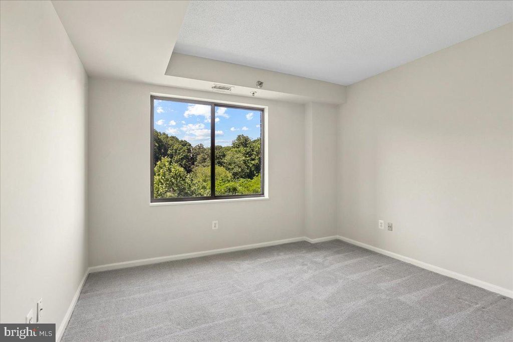 Image 18 of property listing at 3210 N LEISURE WORLD BLVD #401, Silver Spring, MD 20906