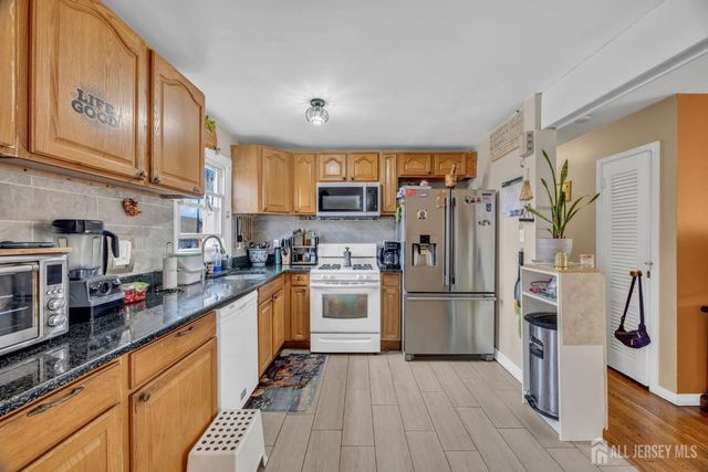 14 Hastings Place, Carteret, NJ 07008