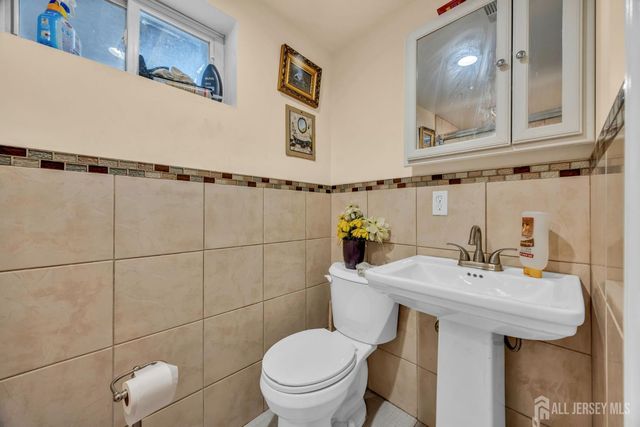 14 Hastings Place, Carteret, NJ 07008