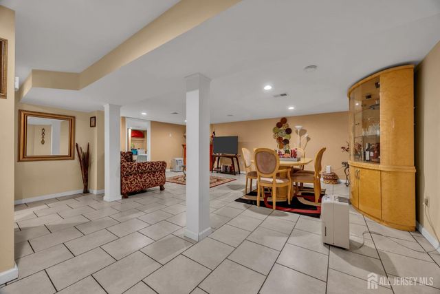 14 Hastings Place, Carteret, NJ 07008