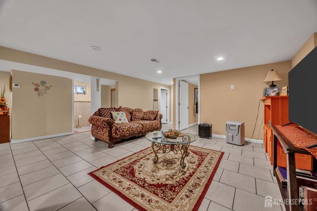 14 Hastings Place, Carteret, NJ 07008