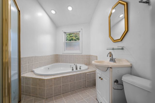 105 Freda Ln, Lowell, MA 01854