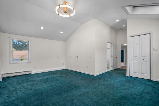 105 Freda Ln, Lowell, MA 01854