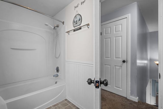 105 Freda Ln, Lowell, MA 01854