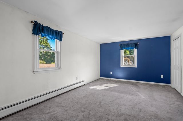 105 Freda Ln, Lowell, MA 01854