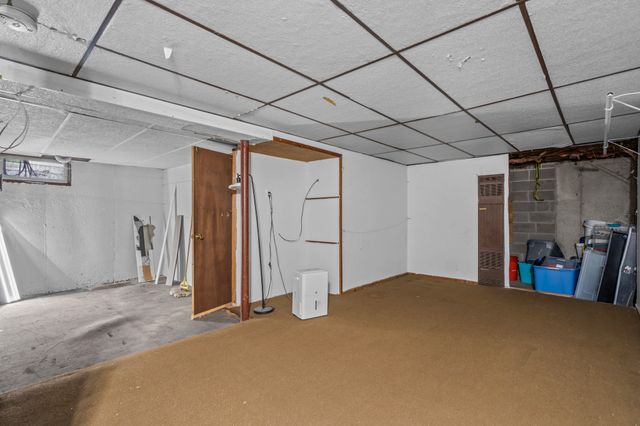 105 Freda Ln, Lowell, MA 01854