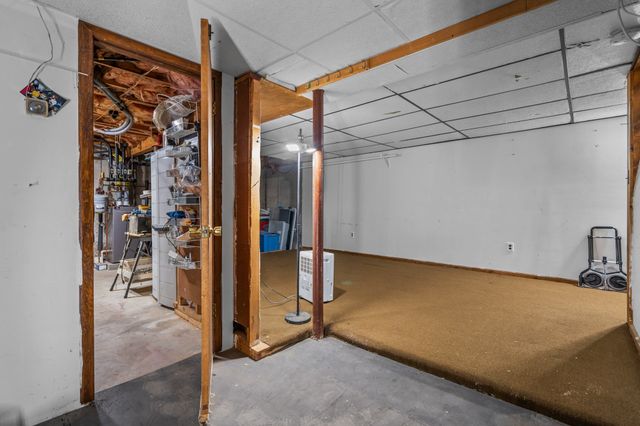 105 Freda Ln, Lowell, MA 01854