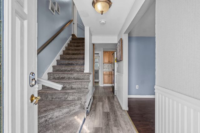 105 Freda Ln, Lowell, MA 01854