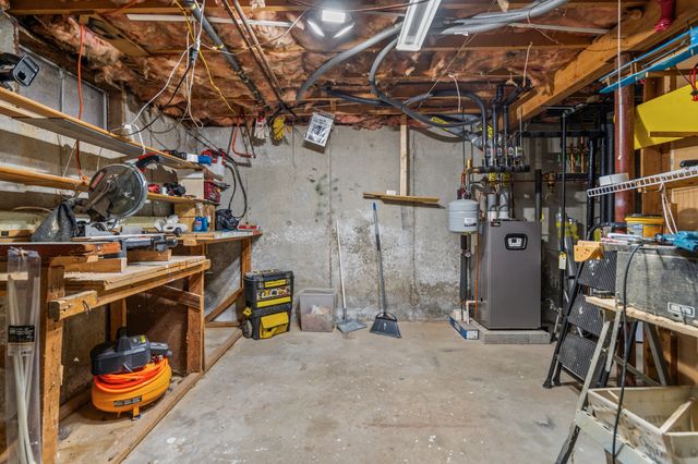 105 Freda Ln, Lowell, MA 01854