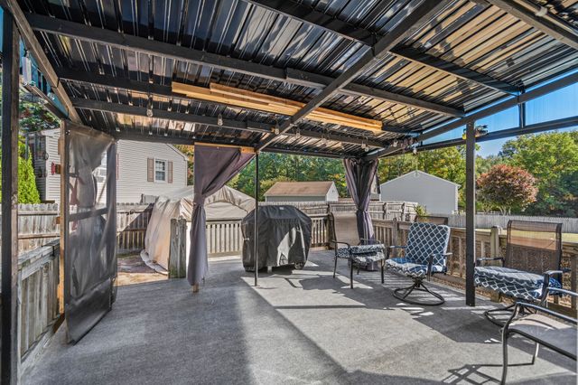 105 Freda Ln, Lowell, MA 01854