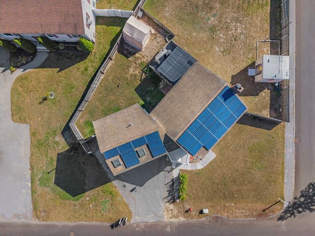 105 Freda Ln, Lowell, MA 01854