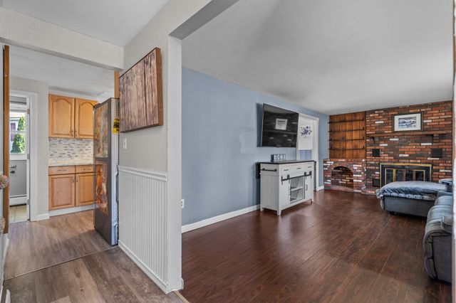 105 Freda Ln, Lowell, MA 01854