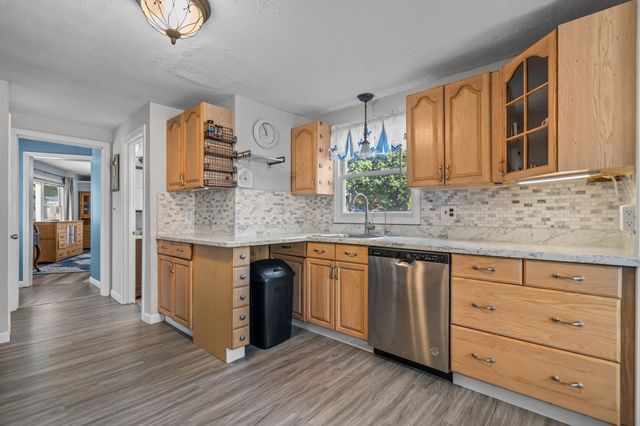 105 Freda Ln, Lowell, MA 01854