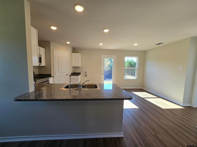 1702 Meadow Lane, Whitehouse, TX 75791