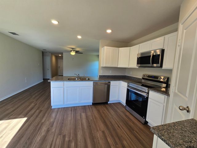 1702 Meadow Lane, Whitehouse, TX 75791