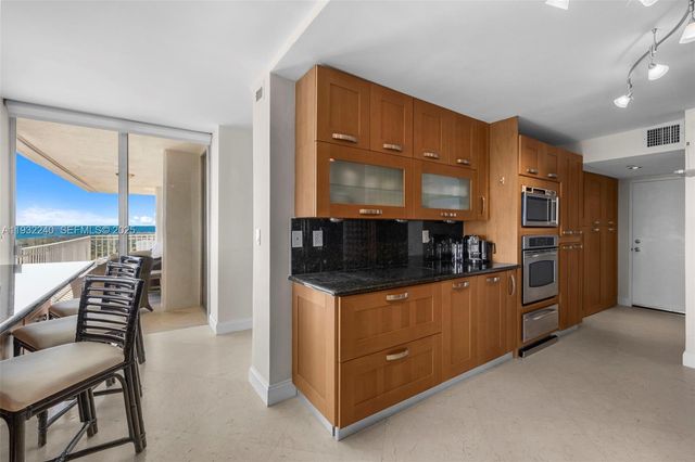 881 Ocean Drive 20A, Key Biscayne, FL 33149