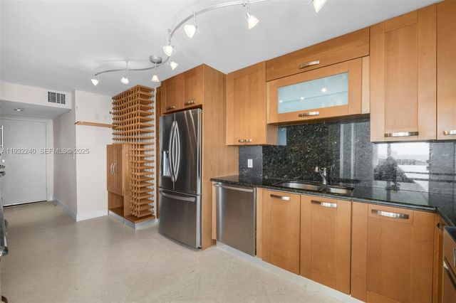 881 Ocean Drive 20A, Key Biscayne, FL 33149