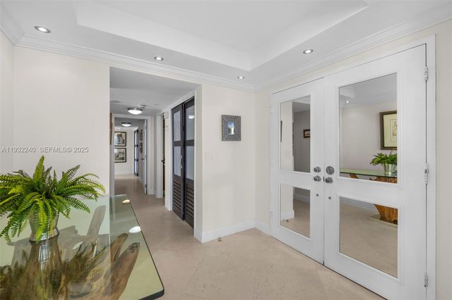 881 Ocean Drive 20A, Key Biscayne, FL 33149