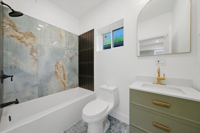 939 N Harding Avenue, Chicago, IL 60651