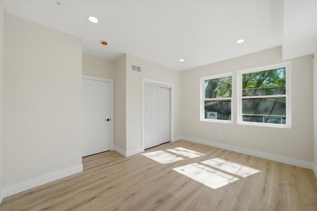 939 N Harding Avenue, Chicago, IL 60651