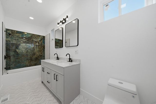 939 N Harding Avenue, Chicago, IL 60651